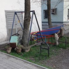В Шымкенте неизвестные снесли детскую площадку