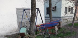 В Шымкенте неизвестные снесли детскую площадку