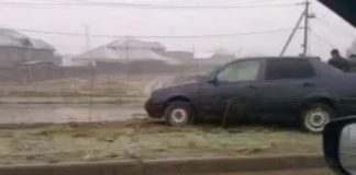 В Шымкенте, не справившись с управлением, водитель снес фонарный столб