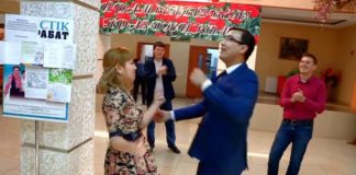 Серенады под балконом спели для прекрасной половины ТК «Отырар TV» мужчины