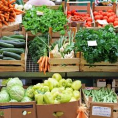 Цена на зелень и грибы сравнялась со стоимостью мяса