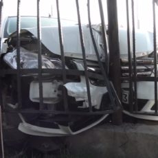 В Шымкенте во время аварии автомобиль снес ограждение дендропарка
