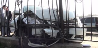 В Шымкенте во время аварии автомобиль снес ограждение дендропарка