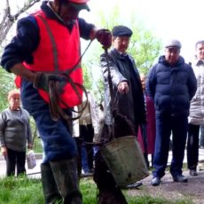 Канализационную систему в Шымкенте горожане превратили в мусоропровод