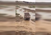 Черные добытчики песка и гравия из реки Келес работают ночами