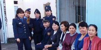 Полицейский из Ордабасинского района ЮКО поздравил женщин мини-концертом