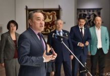 Шымкентцы преподносят подарки стране