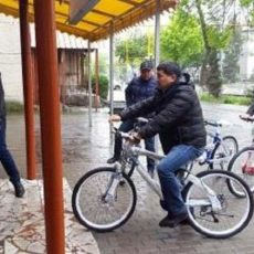 Сотрудники Аль-Фарабийского акимата на велосипедах устраняют незаконную товговлю