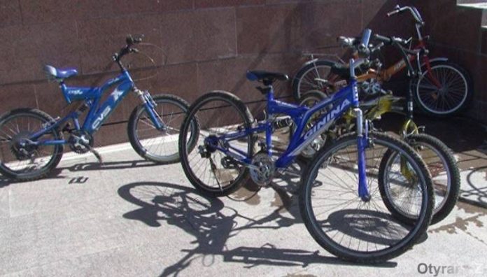 В Шымкенте двое мужчин украли у детей велосипедов