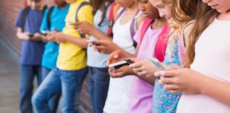Телефон у школьников — за или против?