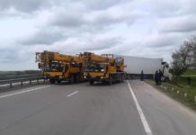 На трассе Шымкент — Кызылорда фура ушла в кювет