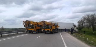 На трассе Шымкент — Кызылорда фура ушла в кювет