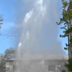 Водяной фонтан из прорванной трубы залил жилой дом и химчистку