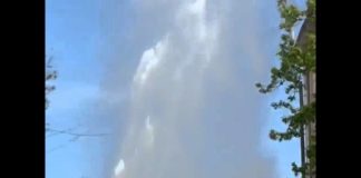 Водяной фонтан из прорванной трубы залил жилой дом и химчистку