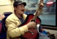 Шымкентский гитарист играет и поет для столичных пассажиров