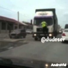 В Шымкенте полицейский пытался остановить движущуюся фуру, взобравшись на кабину