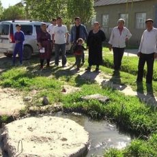 По улицам одного из микрорайонов Шымкента текут канализационные стоки