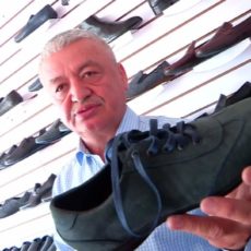 Мастер в Шымкенте делает обувь