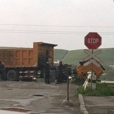 Большегруз в Шымкенте решил, что поезд его объедет