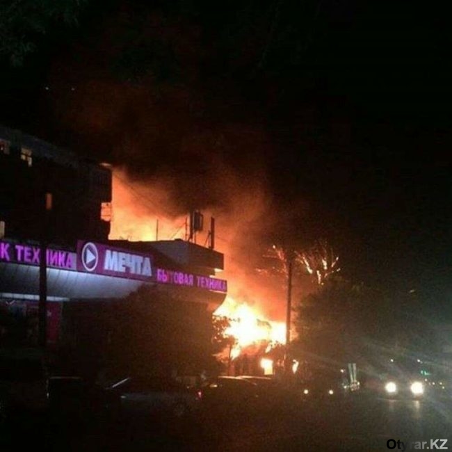 В Шымкенте горит базар "Исатай"
