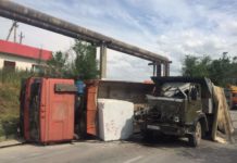 В Шымкенте столкнулись большегрузы с мрамором и гравием