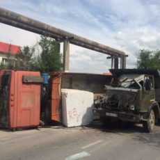 В Шымкенте столкнулись большегрузы с мрамором и гравием