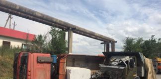 В Шымкенте столкнулись большегрузы с мрамором и гравием