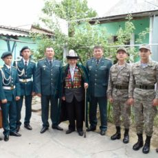 Мы помним! В Шымкенте курсанты военной школы поздравили ветеранов