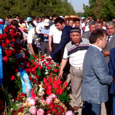 Чтобы возложить цветы к памятнику пришли потомки репрессированных,общественники и чиновники