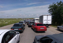 Многокилометровая пробка образовалась по дороге на кладбище в Шымкенте Дорога на кладбище