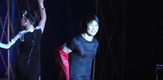 Кайрат Нуртас снял с себя свой красный пиджак и подарил его шымкентской поклоннице