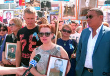 Актеры Ирина Алферова, Татьяна Абрамова и Илья Соколовский прошли с «Бессмертным полком» в Шымкенте