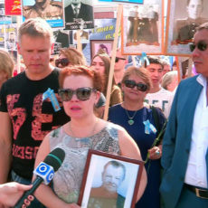 Актеры Ирина Алферова, Татьяна Абрамова и Илья Соколовский прошли с «Бессмертным полком» в Шымкенте