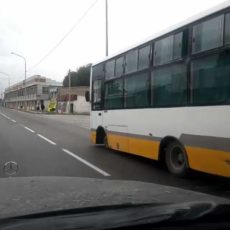 В Шымкенте колесит автобус без колеса