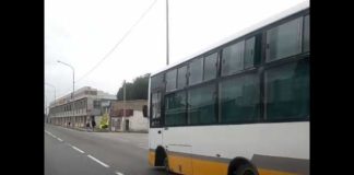 В Шымкенте колесит автобус без колеса