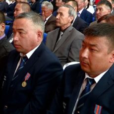 Шымкентские таможенники, спасшие двоих мужчин, получили награды