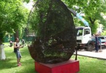 В шымкентском парке появилось огромное яйцо