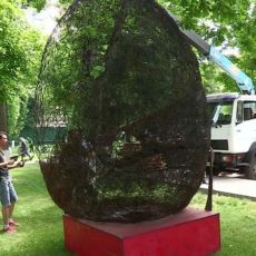 В шымкентском парке появилось огромное яйцо
