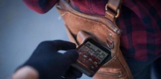 Полицейские Туркестанской области задержали подозреваемую в краже телефона Кража сотового телефона