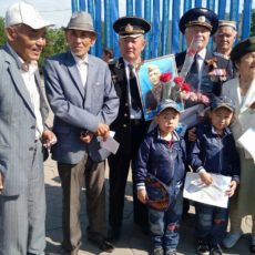 С самого утра шымкентцы собираются у мемориала Славы