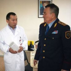 Начальник ДВД ЮКО поблагодарил врачей за спасение жизни оперуполномоченного