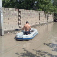 В шымкентском районе Кайнар-булак после дождя передвигаются на лодке