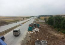 В ЮКО опрокинулся КамАЗ, груженный мешками с картошкой