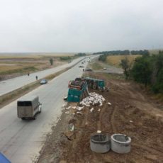 В ЮКО опрокинулся КамАЗ, груженный мешками с картошкой
