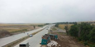 В ЮКО опрокинулся КамАЗ, груженный мешками с картошкой