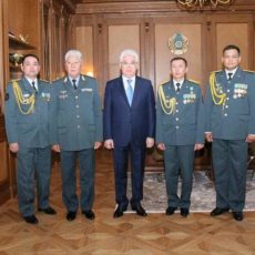 Аким ЮКО принял почетных военнослужащих РК