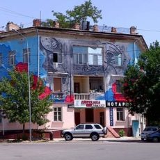 Древние петроглифы украсили фасад многоэтажки в Шымкенте