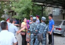 В Шымкенте владельцы суточных квартир накинулись на полицейских с кулаками