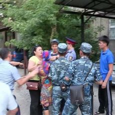 В Шымкенте владельцы суточных квартир накинулись на полицейских с кулаками
