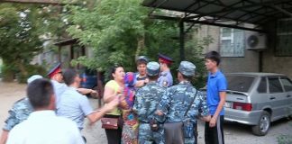 В Шымкенте владельцы суточных квартир накинулись на полицейских с кулаками